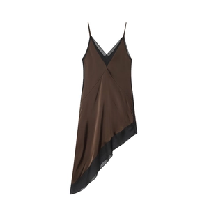 Braunes Satin-Midikleid mit schwarzen Tüllbesatz und asymmetrischem Saum auf weißem Grund