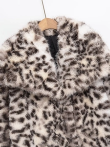 Detaillierte Nahaufnahme der Leoparden-Kunstpelzstruktur und des Revers der kurzen Jacke