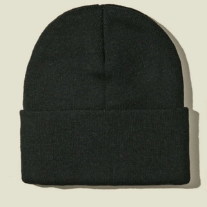 Détail du bonnet en tricot noir avec texture verticale et revers à bord côte épais