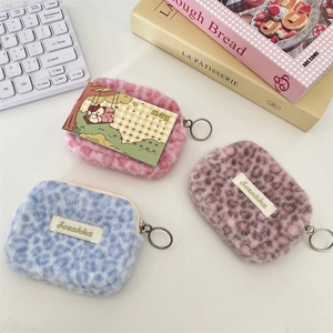 Dettaglio di borse in peluche leopardate con cerniere metalliche in tre colori diversi