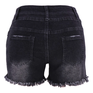 Vue détaillée de l'ourlet effiloché et des coutures du short en jean noir taille haute