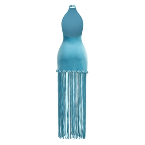 Détail d'une robe courte bleu clair dos nu avec garniture tressée et longues franges