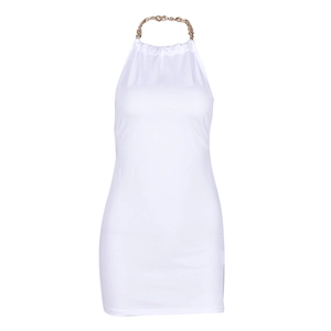 Vue détaillée de la robe moulante blanche avec élégante chaîne dorée au licou