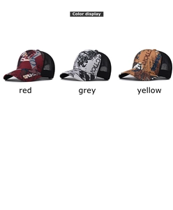 Kleurweergave voor trendy mesh honkbalpetten met graffiti-print in rood, grijs en geel