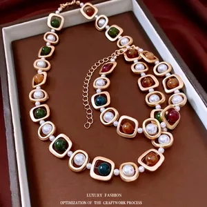 Collier style vintage français avec perles colorées dans des cadres carrés dorés