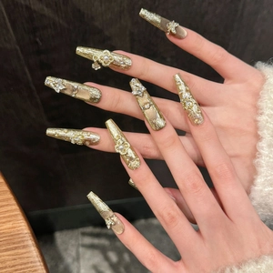 Luxuriöse handgefertigte goldene lange Kunstnägel mit Perlen- und Zirkonia-Verzierungen