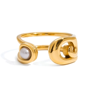 Modern 18K gold-plated stainless steel paperclip ring with white pearl accent