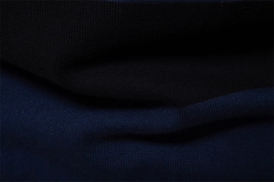 Makroansicht der dunkelblauen gestreiften Stricktextur und der hochwertigen Nähte