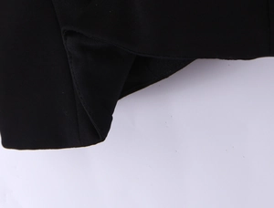 Detalle de la costura negra y textura de tela en el dobladillo de un top de tubo moderno