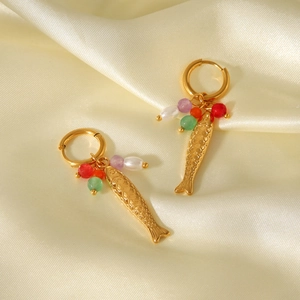 Elegante Creolen aus 18 Karat vergoldetem Edelstahl mit bunten Perlen und Koi-Fisch-Anhängern