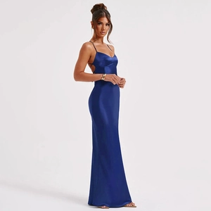 Élégante robe longue en satin bleu foncé avec dos nu à lacets portée par un mannequin