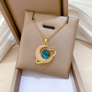 Detail der goldene Mond und blauer Planet Halskette mit weißem Zirkon in Box