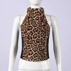 Dettaglio della texture in ecopelliccia leopardata su questo top a collo alto