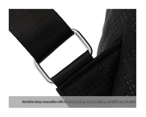 Detalle de la hebilla de metal plateado y la correa de hombro reforzada en el bolso negro