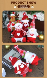 Détail d'un ensemble de gnomes de Noël en tricot avec renne et bonhomme de neige sur bois