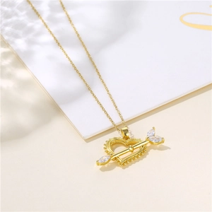 Collana in acciaio dorato con ciondolo a cuore freccia di Cupido e zirconi su catenina