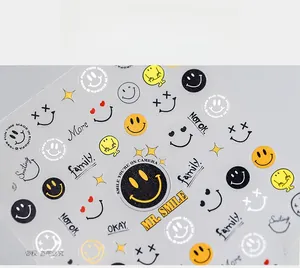 Nahaufnahme von 5D-Nagelstickern mit bunten Smileys und goldenen Sternen