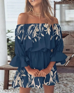Detail van blauwe bloemenjurk met off-shoulder halslijn en delicate ruche manchetten