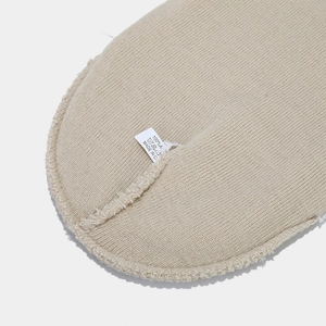 Detailaufnahme der hochwertigen beigefarbenen Acryl-Strickware und der Nahtstruktur