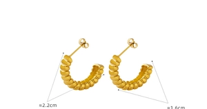 Detail view of gold-plated C-shaped earrings with 2.2cm diameter and threaded texture