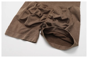 Détail du short de yoga marron café avec tissu côtelé sans couture et effet liftant fessier