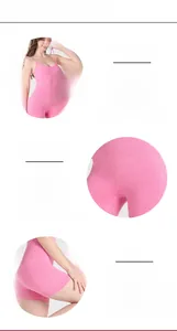 Detailansicht eines rosa Yoga-Bodysuits mit elastischem Stoff und verstärktem Schritt