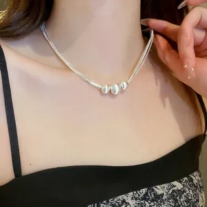 Elegante silberne mehrlagige Halskette mit mattierten Perlen an mehrreihigen Ketten