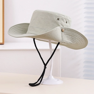 Détail du chapeau de soleil vert clair avec cordon coupe-vent et œillets d'aération en métal