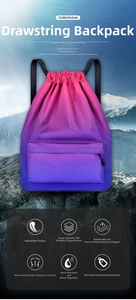 Dettaglio dello zaino con coulisse rosa sfumato in tessuto di nylon impermeabile
