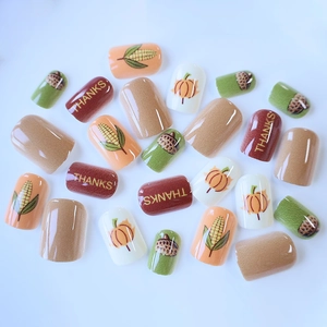 Faux ongles courts carrés pour Thanksgiving avec motifs citrouille d'automne et THANKS