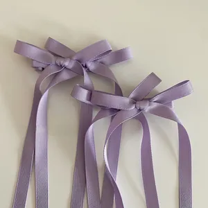 Details von lavendelfarbenen Satin-Haarspangen mit eleganten langen Bandanhängern