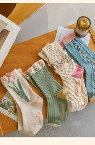 Détail de chaussettes vintage avec broderie tulipe 3D et textures en maille douce
