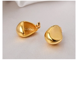 Macro detail of 18K gold waterdrop stud earrings showing polished finish and mesh back