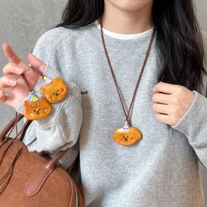 Collier avec pendentif ours mignon en résine floquée et longue corde marron rétro