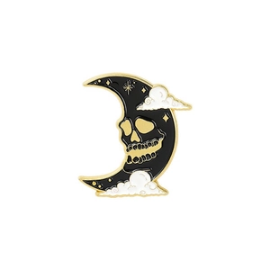 Detailansicht der Emaille-Anstecknadel mit Mondsichel, Totenkopf und Vergoldung
