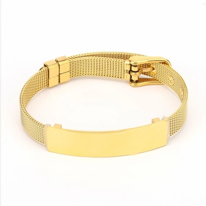 Détail macro du bracelet à maille dorée avec barre polie et fermoir réglable de précision