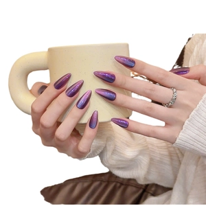 Faux ongles amande cat eye avec dégradé iridescent violet et bleu effet aurore