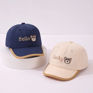 Casquettes de baseball enfant marine et beige avec broderie ours et bordure marron