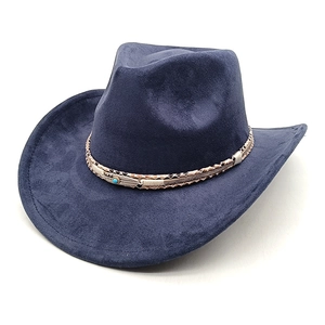 Détail du chapeau de cowboy bleu foncé en suédine avec ruban tressé et pierre turquoise