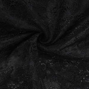 Gros plan sur un tissu en dentelle noire avec des motifs floraux ajourés et texturés
