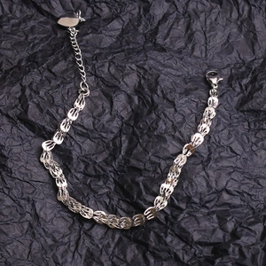 Vista macro del bracciale phoenix argento con maglie traforate e ciondolo a cuore