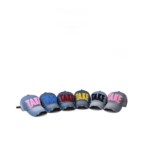 Dettaglio di sei cappellini in denim lavato con ricamo TAKE colorato in spugna morbida