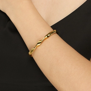 Minimalist 18K gold plated stainless steel wave bracelet with a geometric twisted design