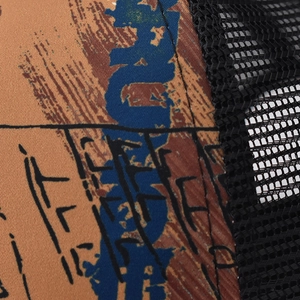 Macro-detail van de gradiëntprint en mesh-textuur van deze trendy baseballpet voor buiten