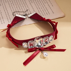 Détail du collier ras du cou bordeaux avec cristaux carrés et pendentif perle en goutte