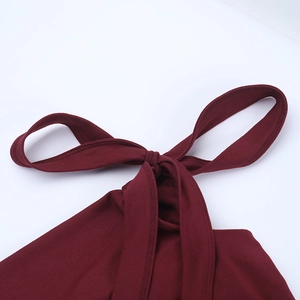 Détail de la robe bordeaux avec tissu en maille et nœud papillon sur l'épaule