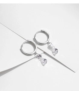 Gros plan de créoles en argent sterling S925 avec zircons cubiques en forme de goutte