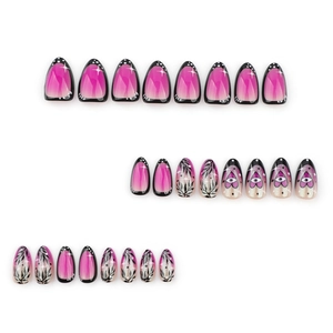 Faux ongles amande rose et noir avec motifs cœurs pailletés et pointes French