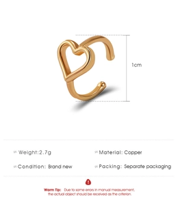 Detalle de un ear cuff de corazón en cobre dorado de 1cm con dimensiones y peso detallados