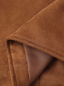 Primer plano macro de la textura de ante marrón y forro interior de la chaqueta